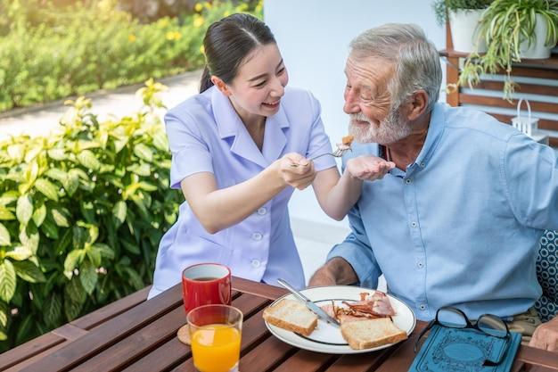 Find a Good Caregiver for Elderly Parents